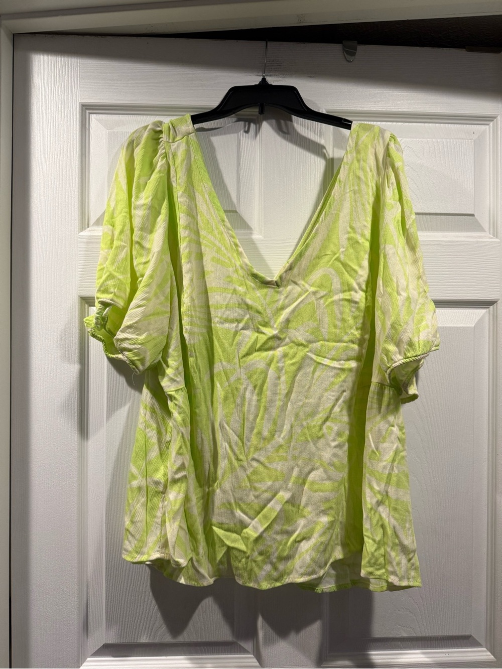 torrid Neon Lime V-Neck Patterned Blouse. Size 4x